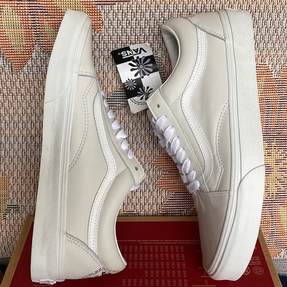 Vans WMNS Old Skool
(Divine) White/True White
VN0A5KRFBSL
Sneakers - Picture 12 of 16